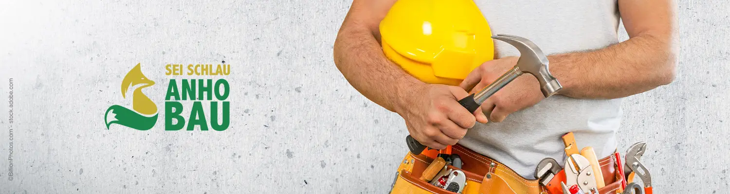 Logo Anhobau, daneben ein Ausschnitt einer Person mit Helm in der Hand